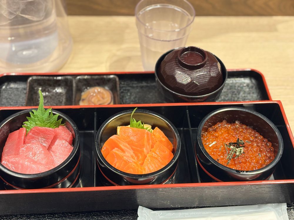 マグロ、サーモン、イクラが乗った小丼