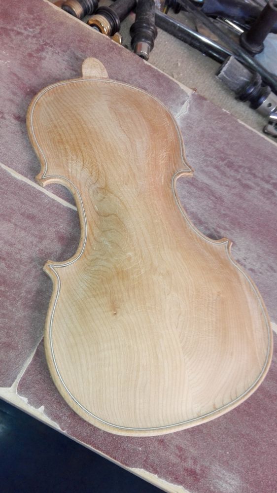 Fondo no terminado de un violín de arce 
