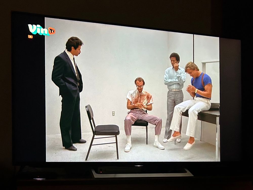 Castillo, Crockett y Tubbs interrogan a un sospechoso en una escena de Corrupción en Miami