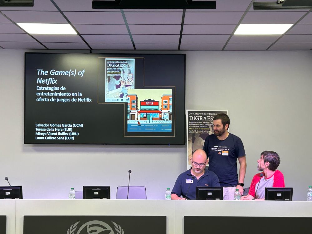 Salvador Gómez a punto de presentar su investigación.