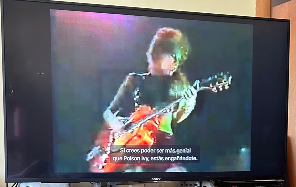 Imagen de la serie documental Watch The Sound with Mark Ronson. Sobre un plano de Poison Ivy de The Cramps, un subtítulo dice: Si crees poder ser más genial que Poison Ivy, estás engañándote