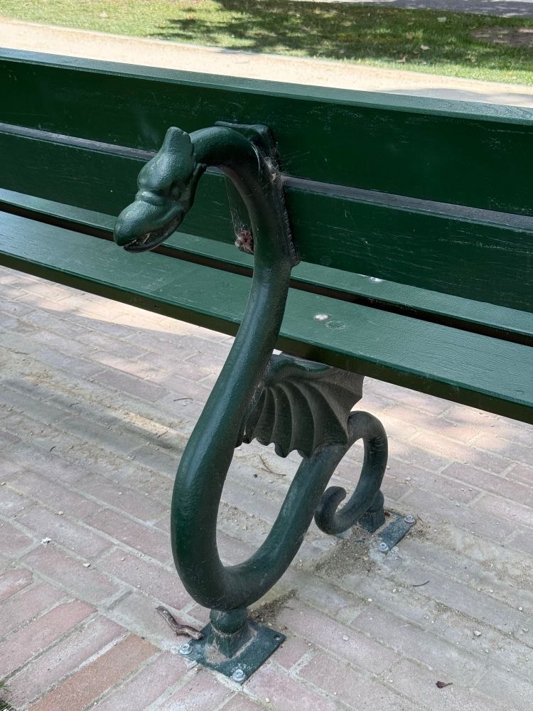 Teil einer guten Bank mit Drachen Beinen 