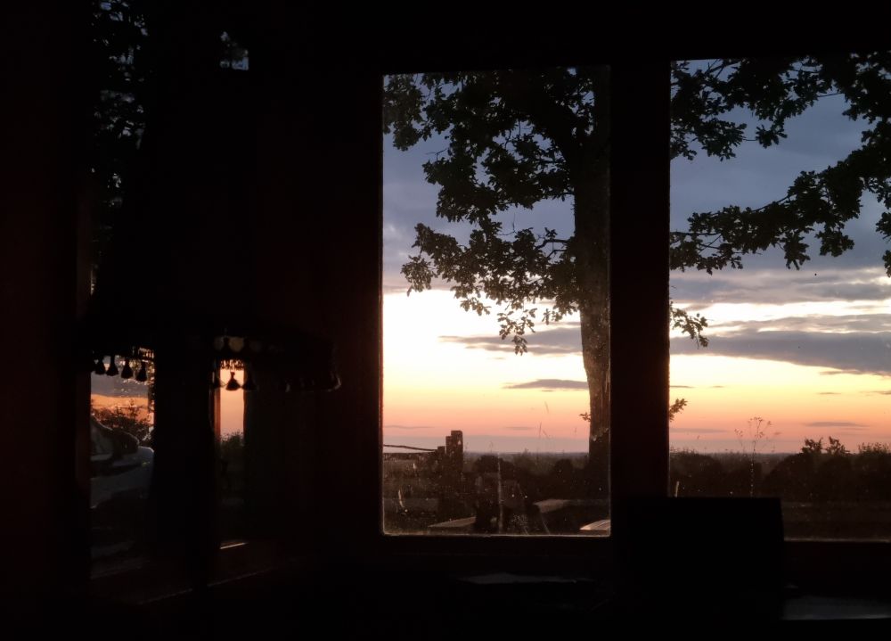 vacker kvällshimmel efter solnedgången genom mitt fönster