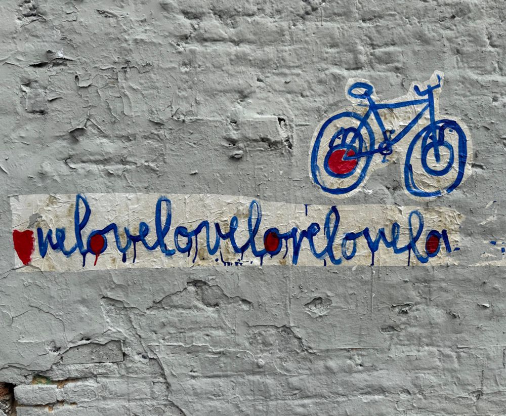Foto zeigt ein Graffito mit einem Fahrrad und der Aufschrift: Welovelovelove…