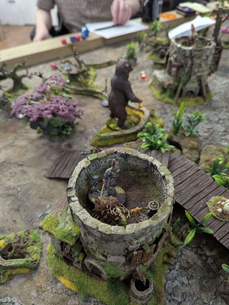 A hare mercenary and leader of the frogs face off in mortal combat. 