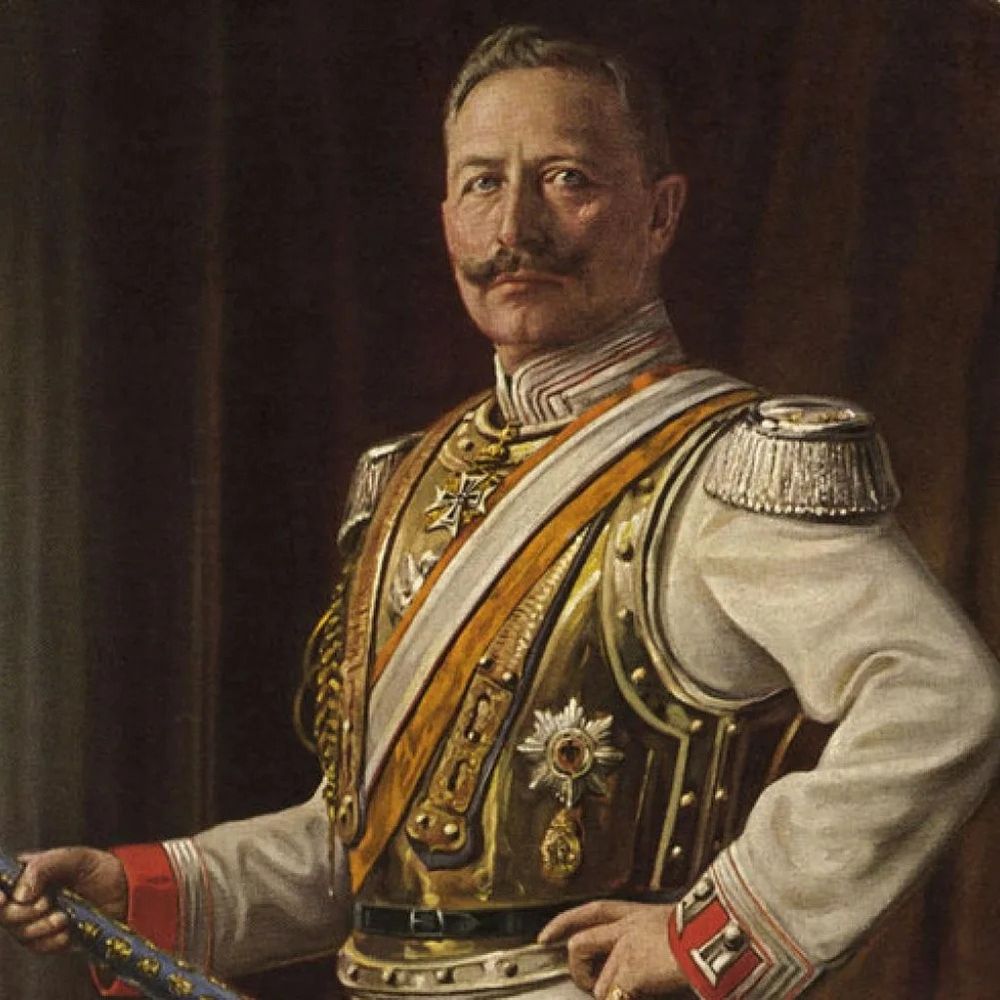 Ein Bild von Kaiser Wilhelm II. in Galauniform.