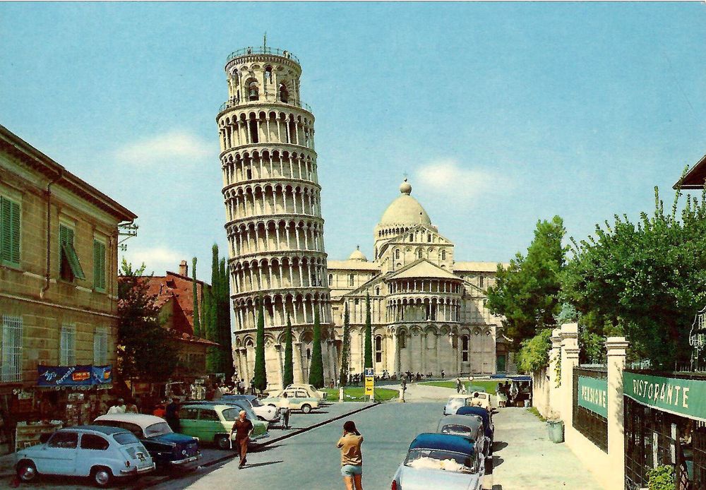 Postal con torre inclinada de Pisa, ábside de la Catedral y coches aparcados. 