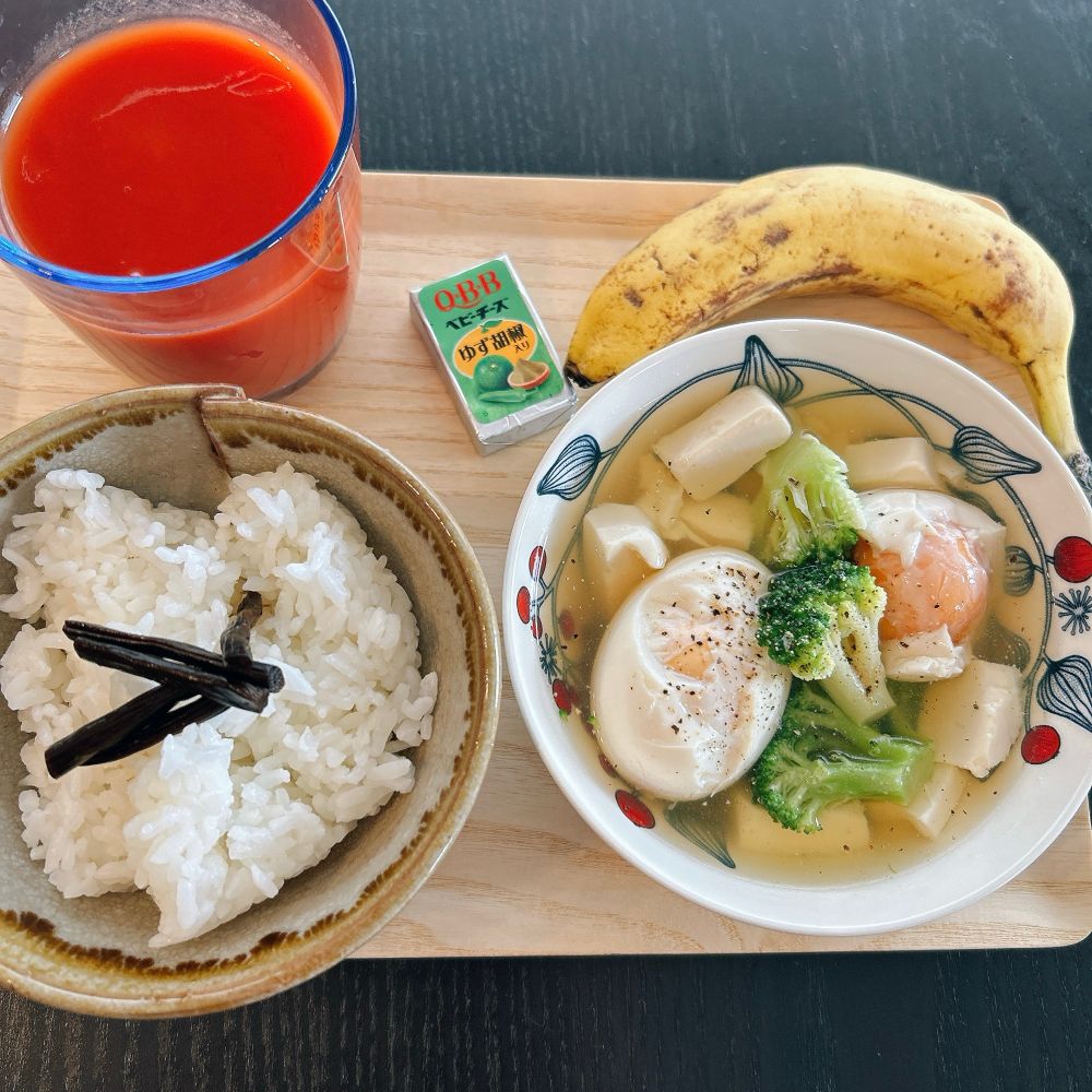 きゃらぶきのせ白ごはん、ホタテだしベースのスープの具材は失敗したゆで卵とブロッコリーと豆腐、ベビーチーズ、バナナ、トマトジュース