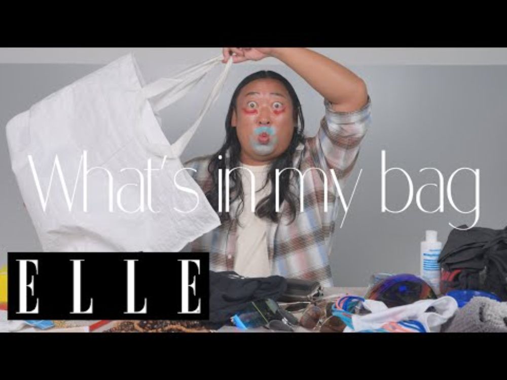 【ロバート秋山竜次】私物バッグの中身をドーン！と大公開。興味ある？｜What's in my bag｜ ELLE Japan