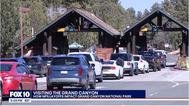 Picture of long lines of cars waiting to get into the grand canyon.
