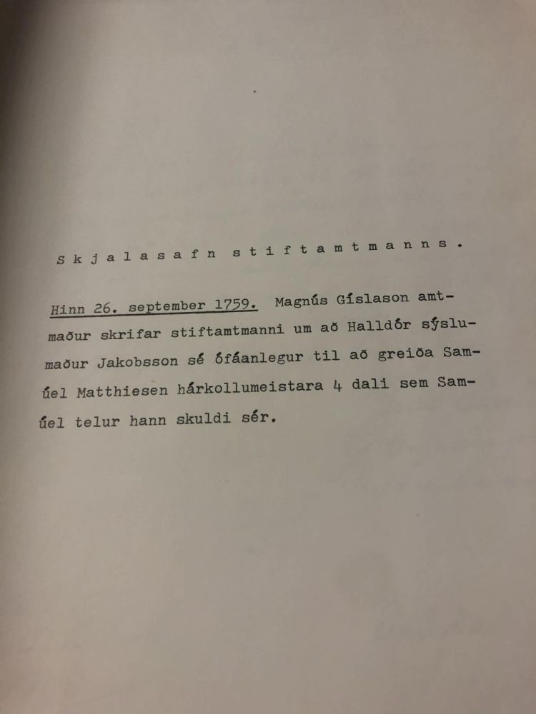 Vélritaður texti utan á örk um skjal: Hinn 26. september 1759. Magnús Gíslason amtmaður skrifar stiftamtmanni um að Halldór sýslumaður Jakobsson sé ófáanlegur til að greiða Samúel Matthiesen hárkollumeistara 4 dali sem Samúel telur hann skuldi sér. 