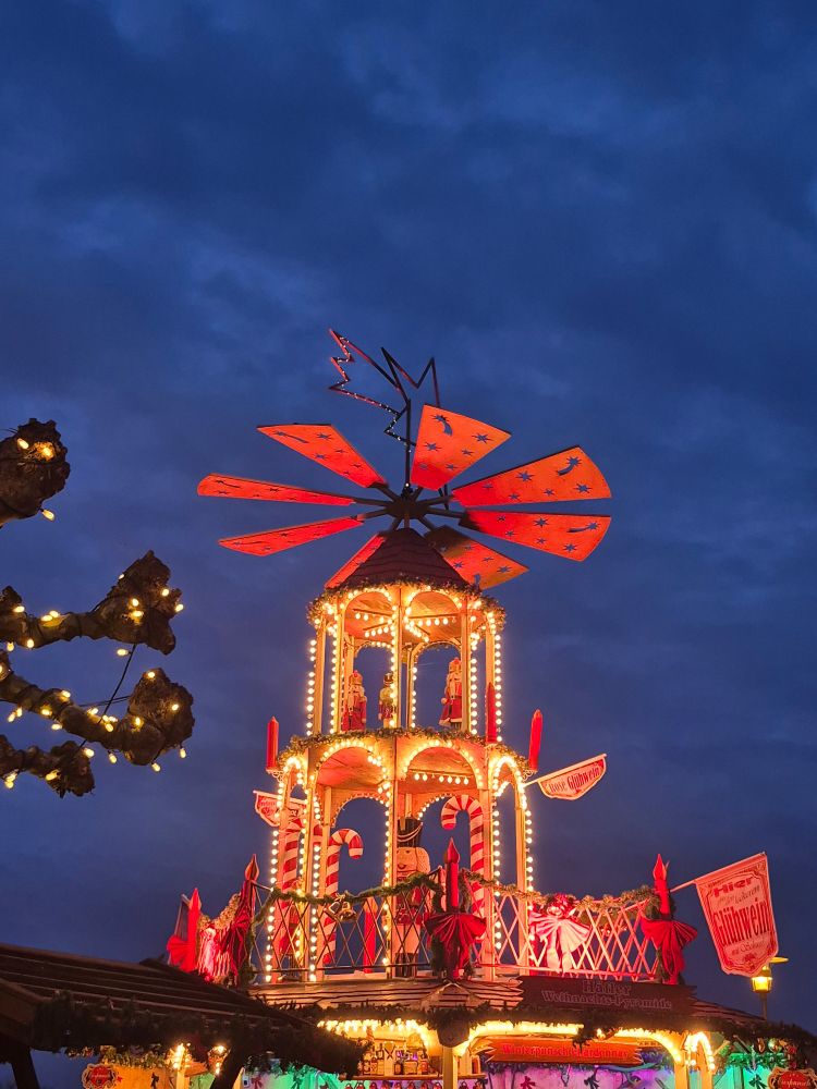 Ok, Hopper (or maybe Eleven?) saved you, you are now back in normal Hawkins. Phew! 🤗 ALT: same image as in the main post, but with colour. The sky is dark blue, the christmassy lights create a red hue 