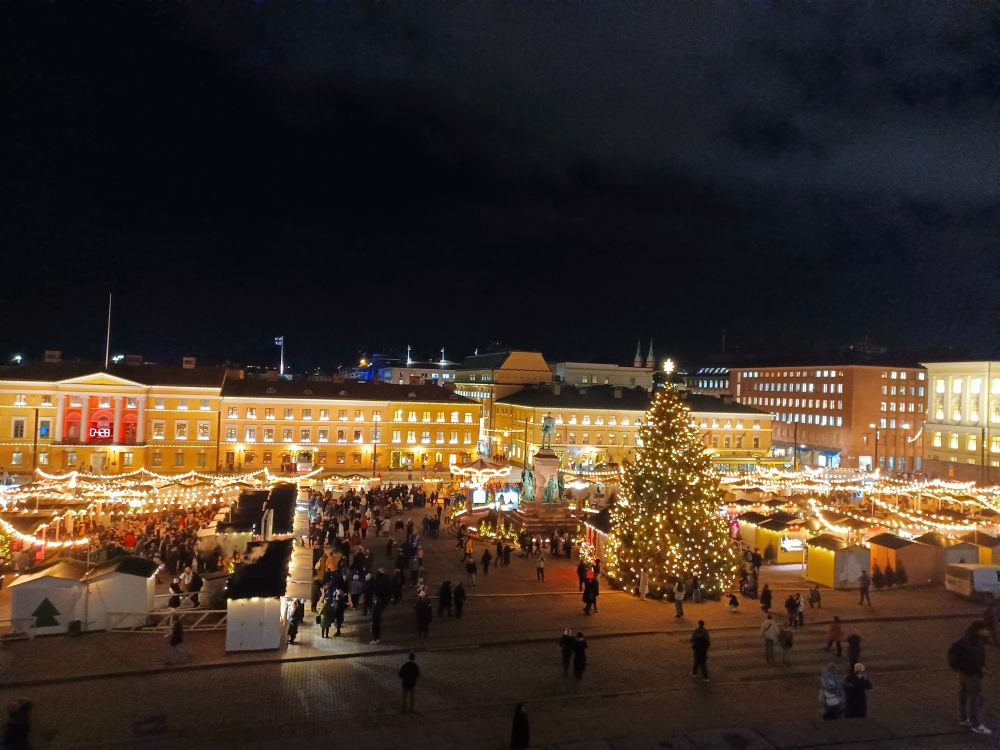 Joulumarkkinat illansuussa Senaatintorilla