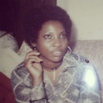 Twenty something Black woman some time in the 70s looking like an icon...