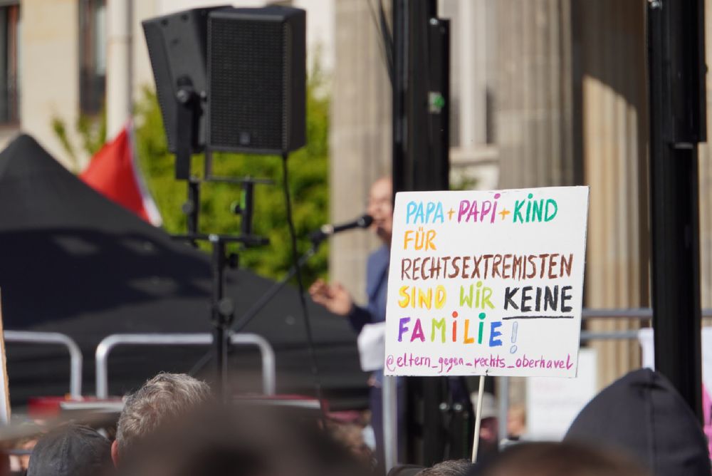 Demoschild: Papi+Papi+Kind. Für die AfD sind wir keine Familien. Eltern gegen Rechts Oberhavel.