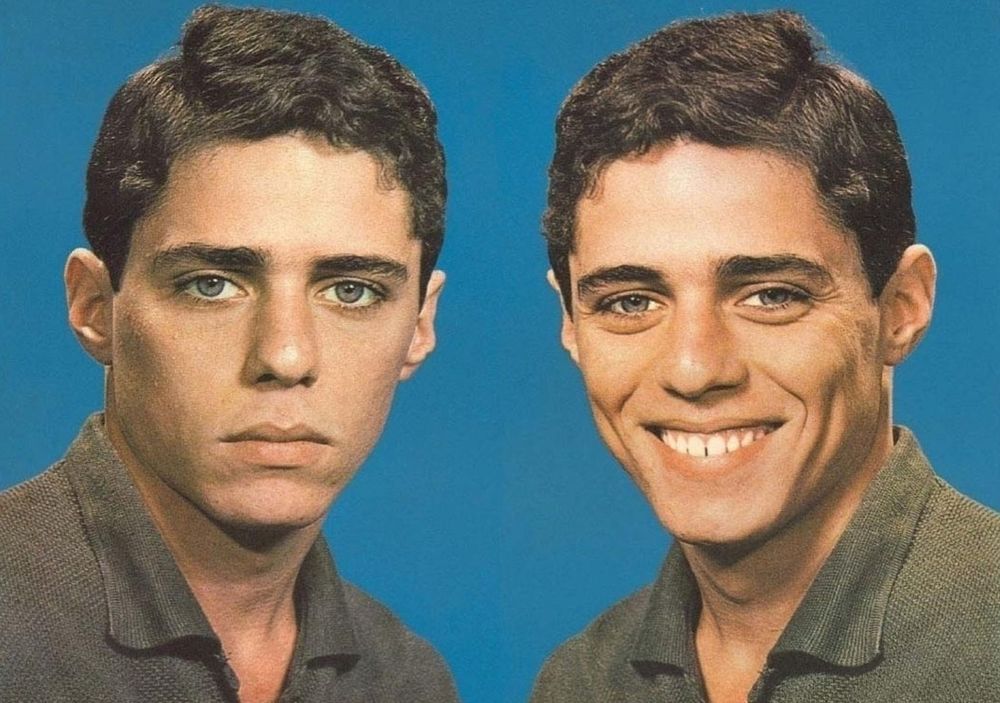 Duas fotos do Chico Buarque lado a lado, a esquerda ele está chateado, a direita ele sorri