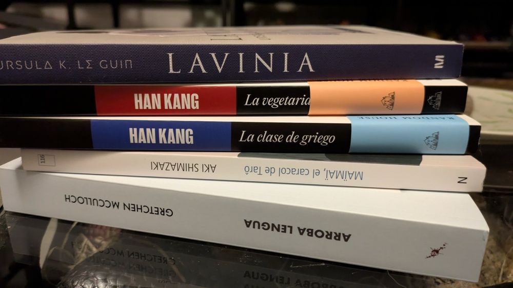 Libros apilados: Lavinia, de Ursula K. Le Guin; La vegetariana y La clase de griego, de Hang Kang; Maimai, el caracol de Taro, de Ali Shimazaki, y Arroba lengua, de Gretchen Mcculloch.