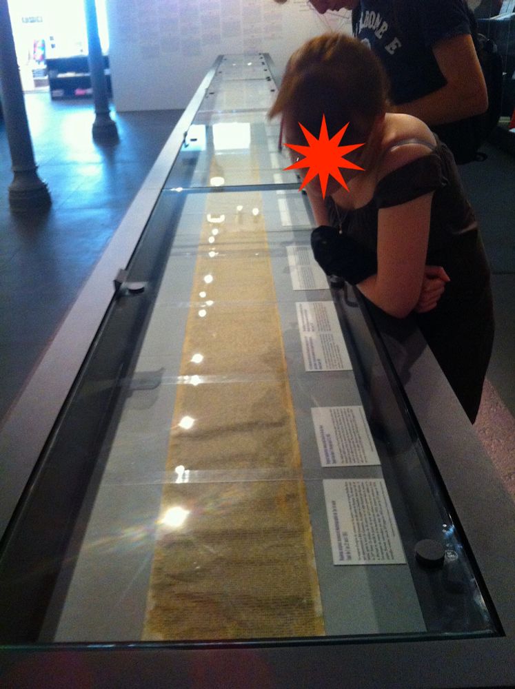 Une photo du rouleau original du livre On The Road de Kerouac.