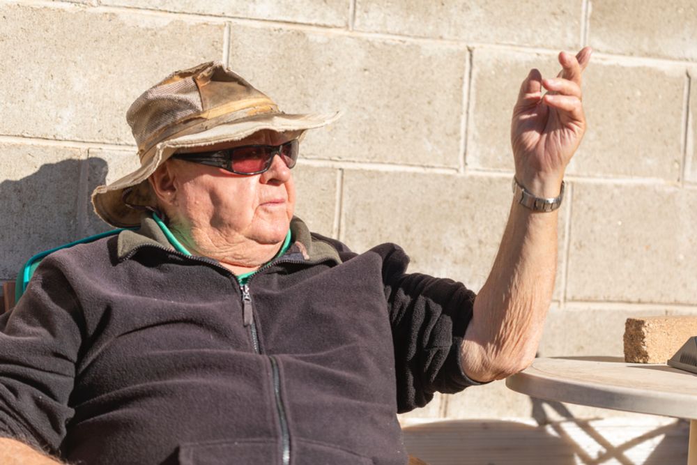 Un arqueólogo muy viejo entiende que debe jubilarse tras encontrar su diploma universitario en un y...