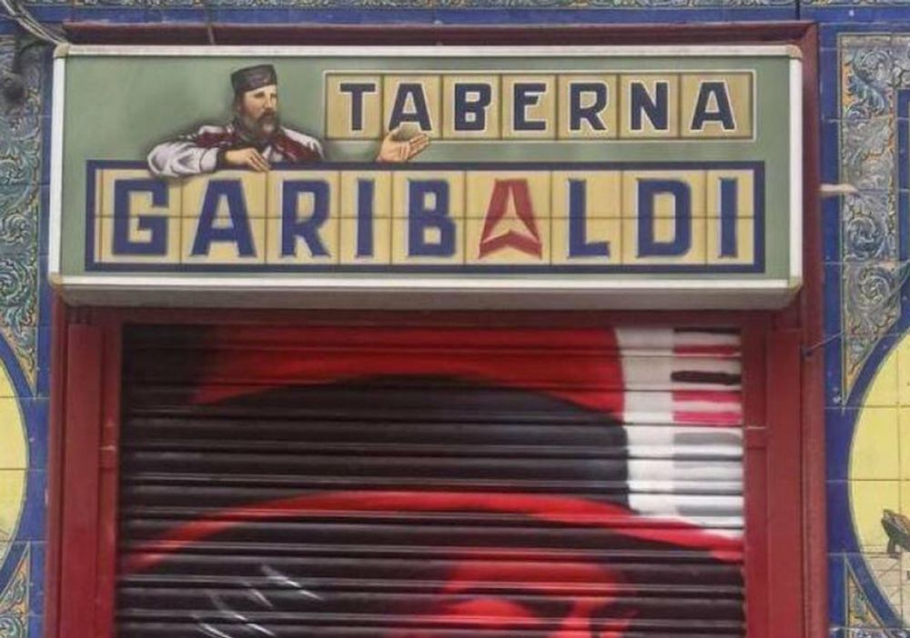 Yolanda Díaz adquiere el bar Garibaldi pero le ofrece a su antiguo dueño un puesto de camarero