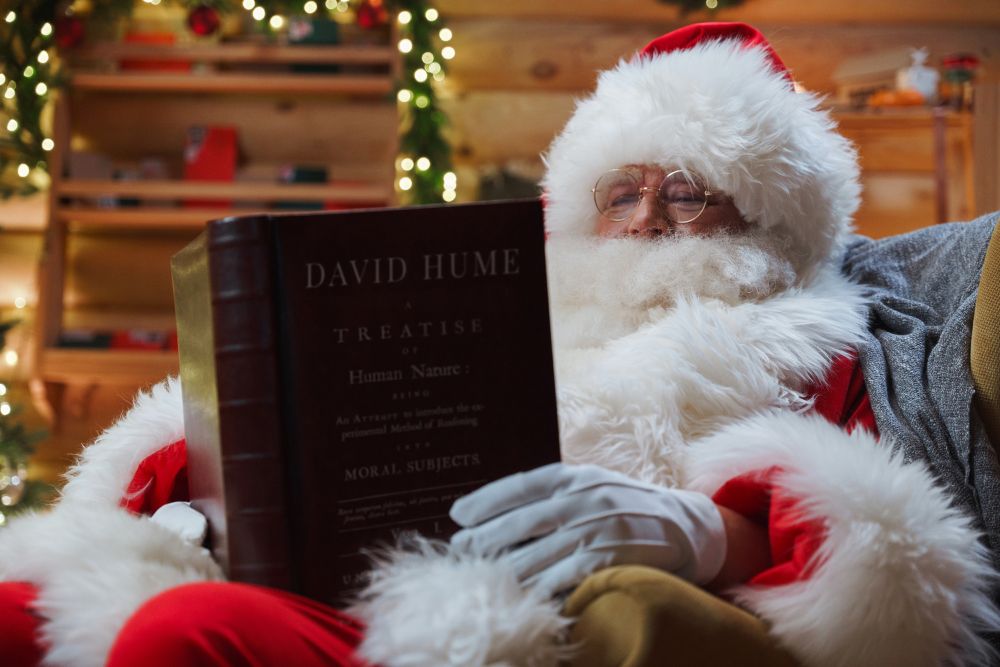 Papá Noel, incapaz de saber qué niño ha sido bueno o malo este año porque ha estado leyendo sobr...