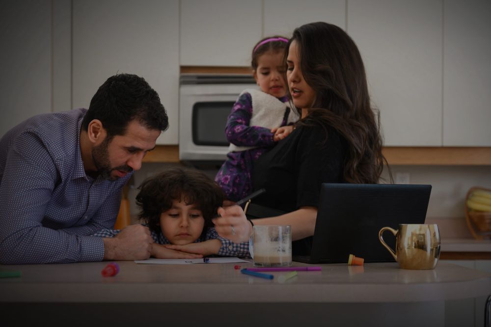 Las parejas con hijos se preparan para pasar la noche de San Valentín ayudando a sus hijos a terminar el trabajo de Naturales