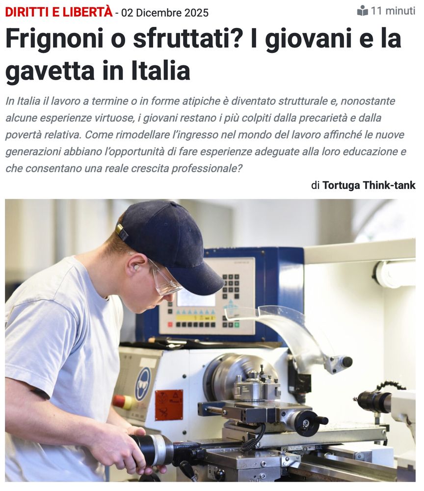 Un giovane con una macchina a controllo numerico