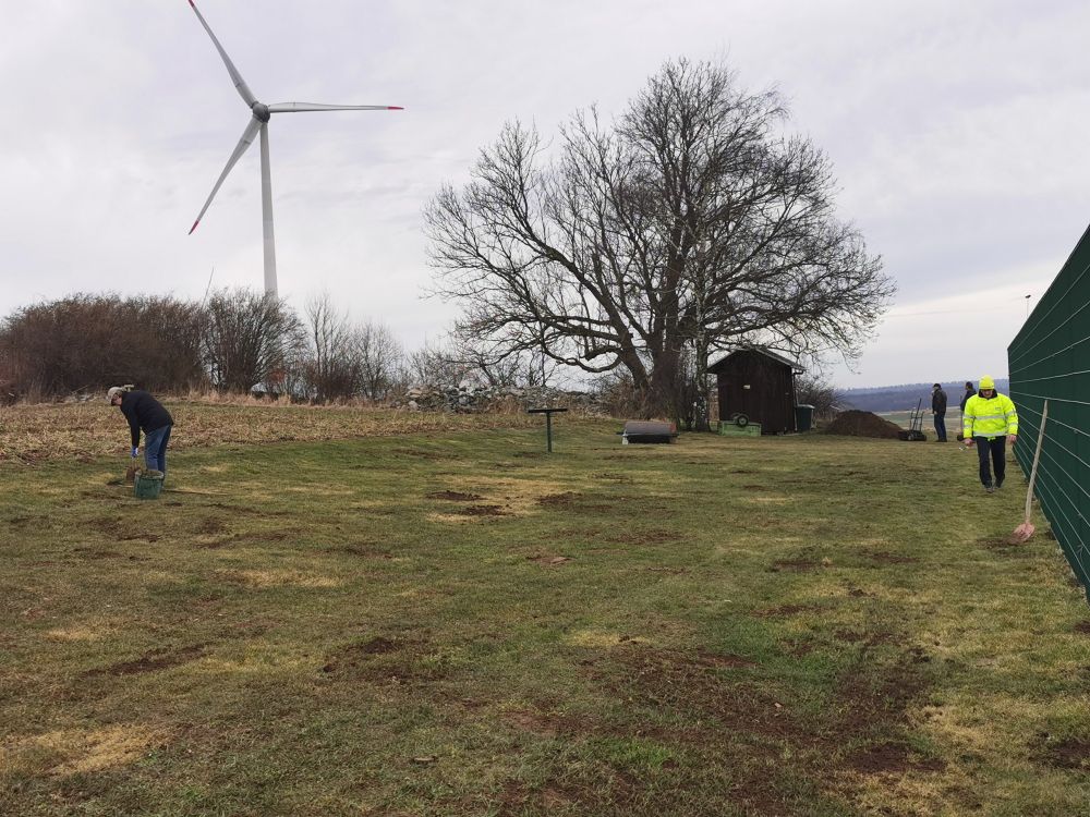Helfer beidseitigen Maulwurfhaufen auf dem Modellflugplatz. 