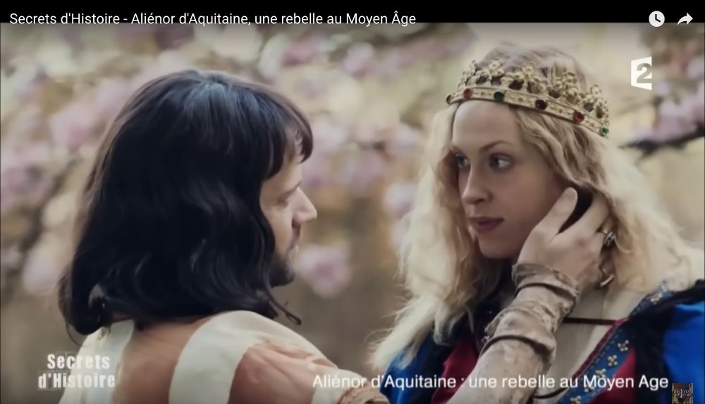 Capture d'écran de l'émission Secrets d'histoire, montrant une scène romantique avec Aliénor et un homme.