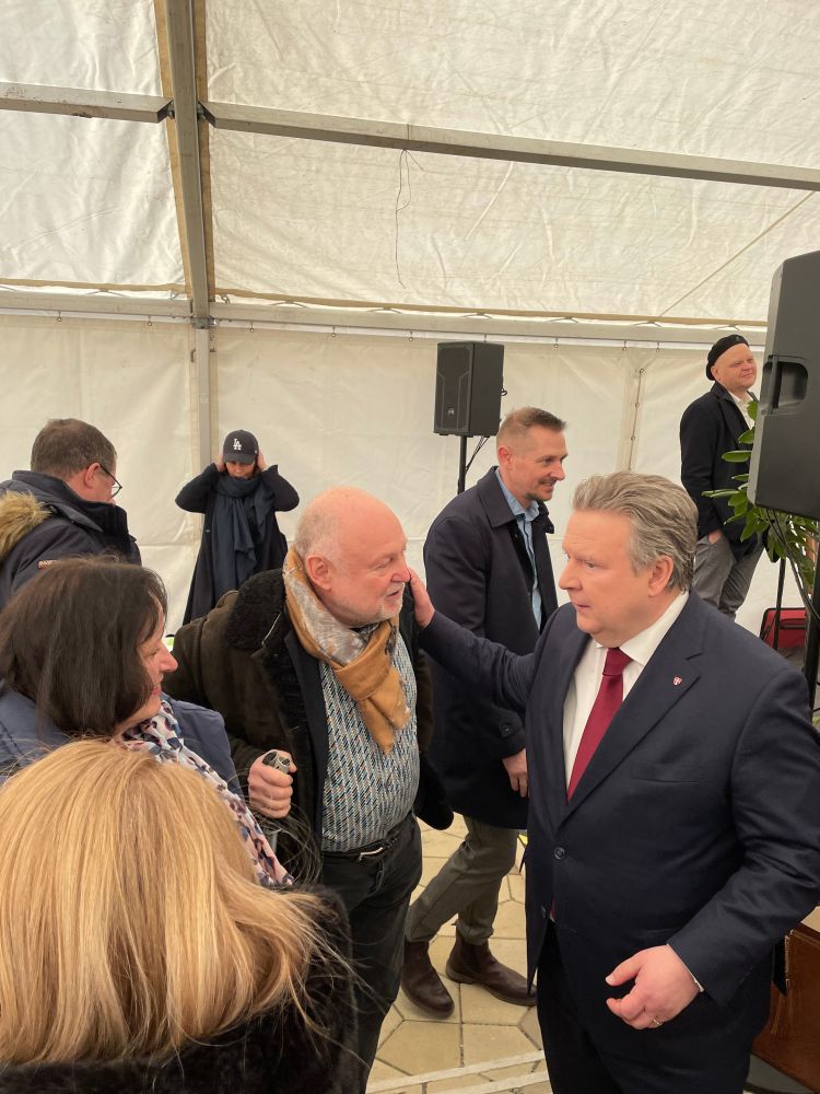 Integrationshaus-Vorstandsmitglieder Andrea Eraslan-Weninger und Sepp Stranig mit Bürgermeister Michael Ludwig bei der feierlichen Eröffnung des Willi-Resetarits-Hofs.