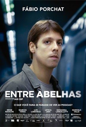 Pôster do filme Entre Abelhas, de 2015, com uma imagem de Fábio Porchat apreensivo