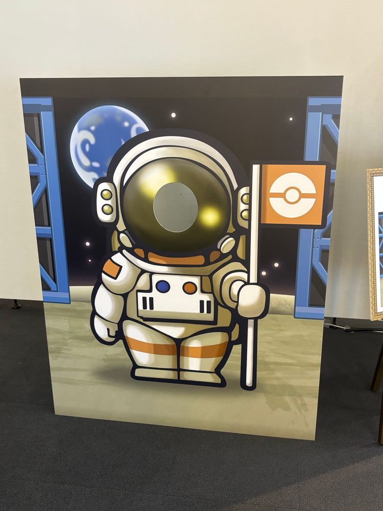 ポケモン天文台 企画展示の写真です
ポケットモンスター オメガルビー・アルファサファイア 内からトクサネ宇宙センターにある顔出しパネルが実物大で再現されています