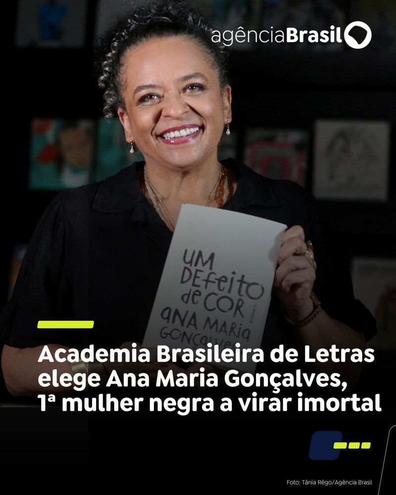 Fotografia mostra Ana Maria Gonçalves, sorrindo, segurando o livro Um Defeito de Cor. Na parte inferior, está o título: "Academia Brasileira de Letras elege Ana Maria Gonçalves, 1ª mulher negra a virar imortal".