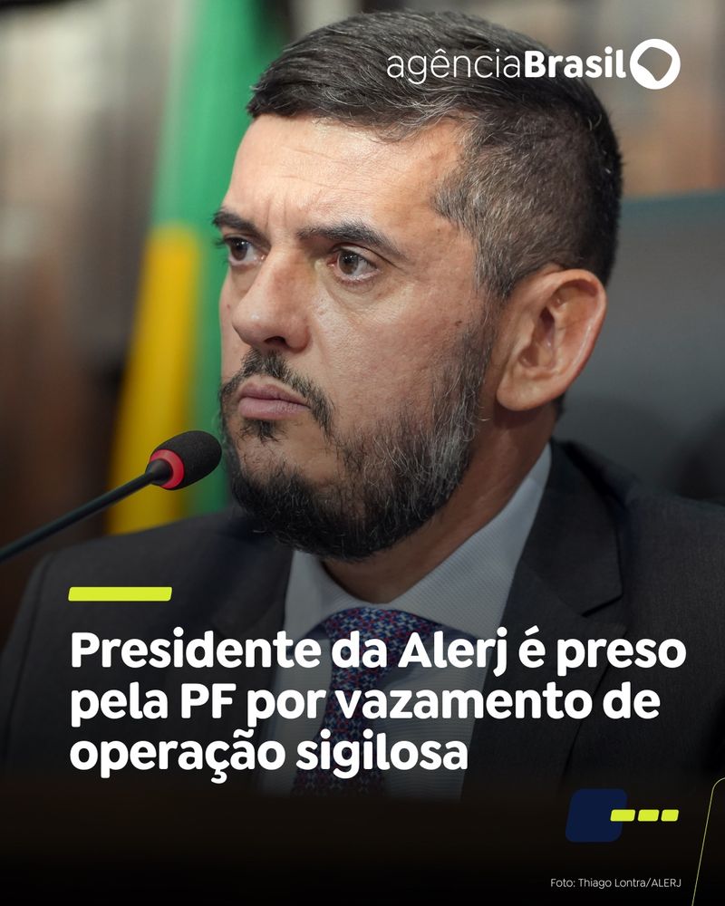 Fotografia mostra Rodrigo Bacellar, homem branco de barba e bigode, perto de microfone. Na parte inferior, está escrito: “Presidente da Alerj é preso pela PF por vazamento de operação sigilosa”.