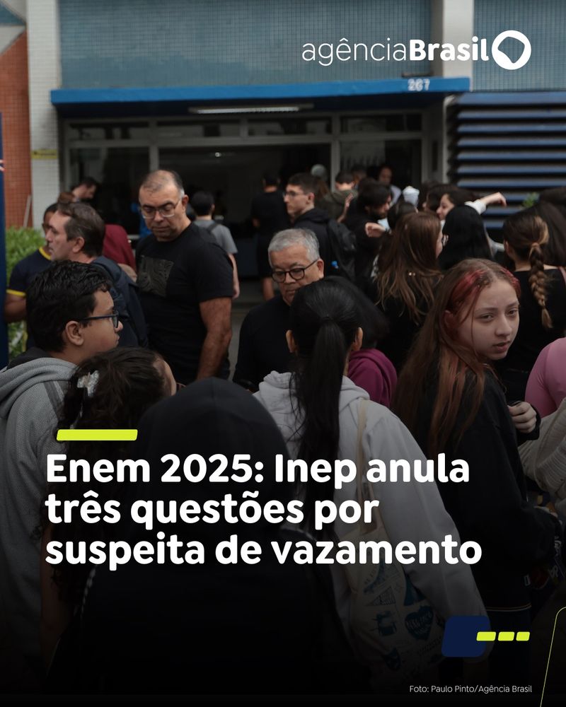 Fotografia mostra várias pessoas, entre jovens e adultos, na frente da entrada de uma universidade. Na parte inferior, está escrito: “Enem 2025: Inep anula três questões por suspeita de vazamento”.