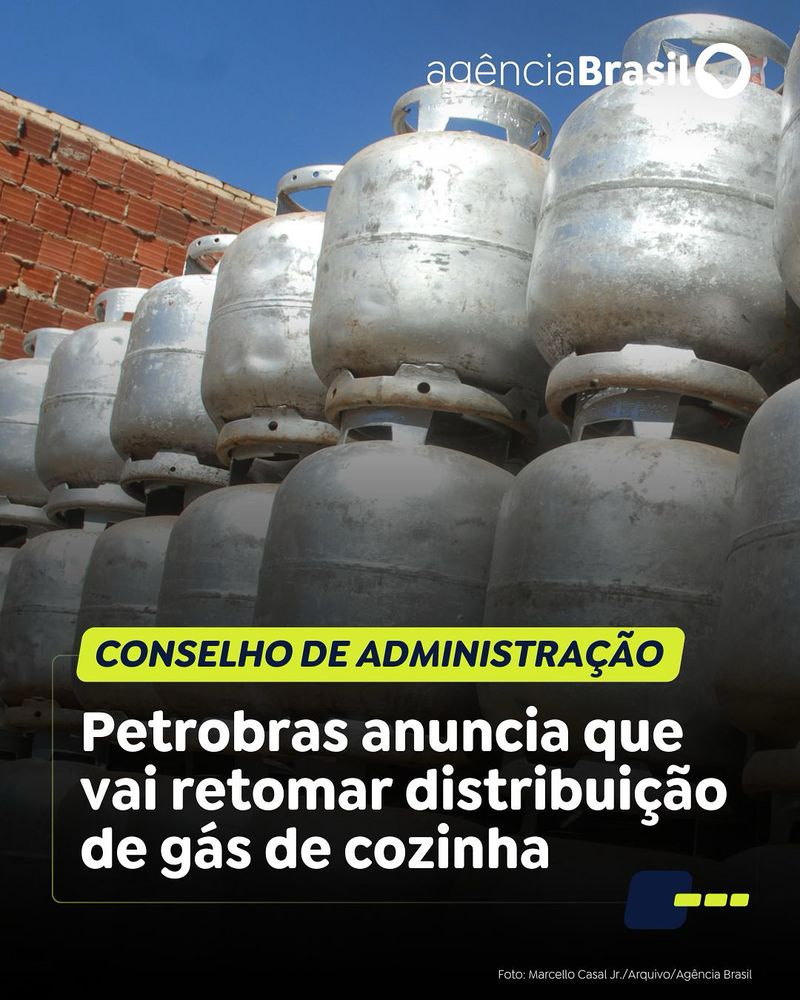 Descrição da imagem: foto colorida mostra uma pilha e botijões de gás. O título da reportagem está na parte inferior da foto "Conselho de Administração - Petrobras aprova volta da distribuição de gás de cozinha".