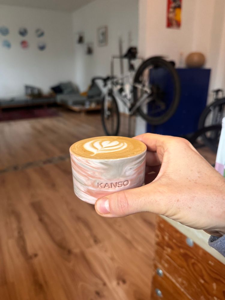 Flat white in einer Keramik Tasse mit Wohnzimmer im hinterher 