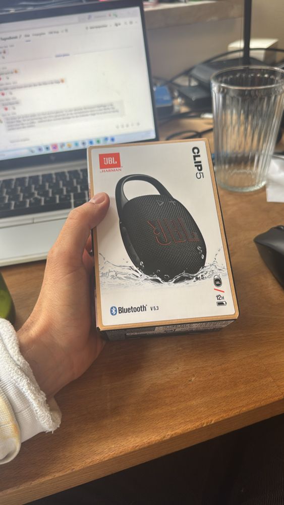 Foto einer JBL Box mit clip um soe am Fahrrad zu befestigen 