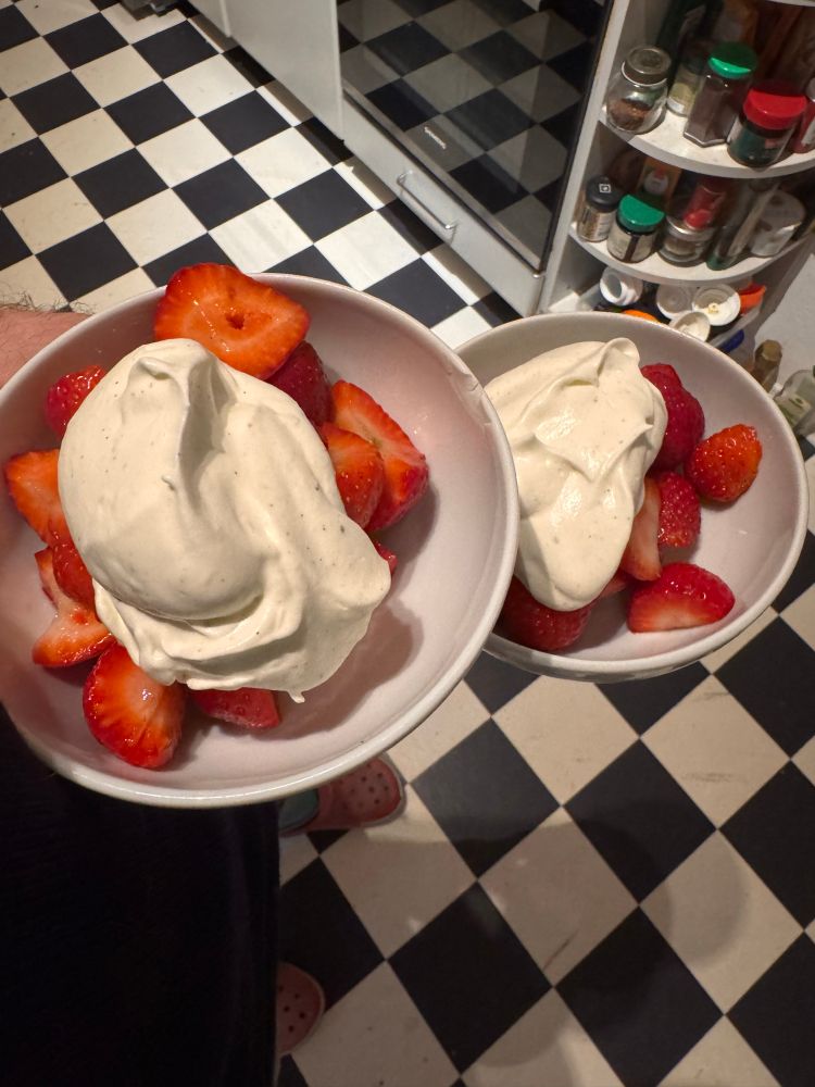 Erdbeeren mit Vanille Sahne