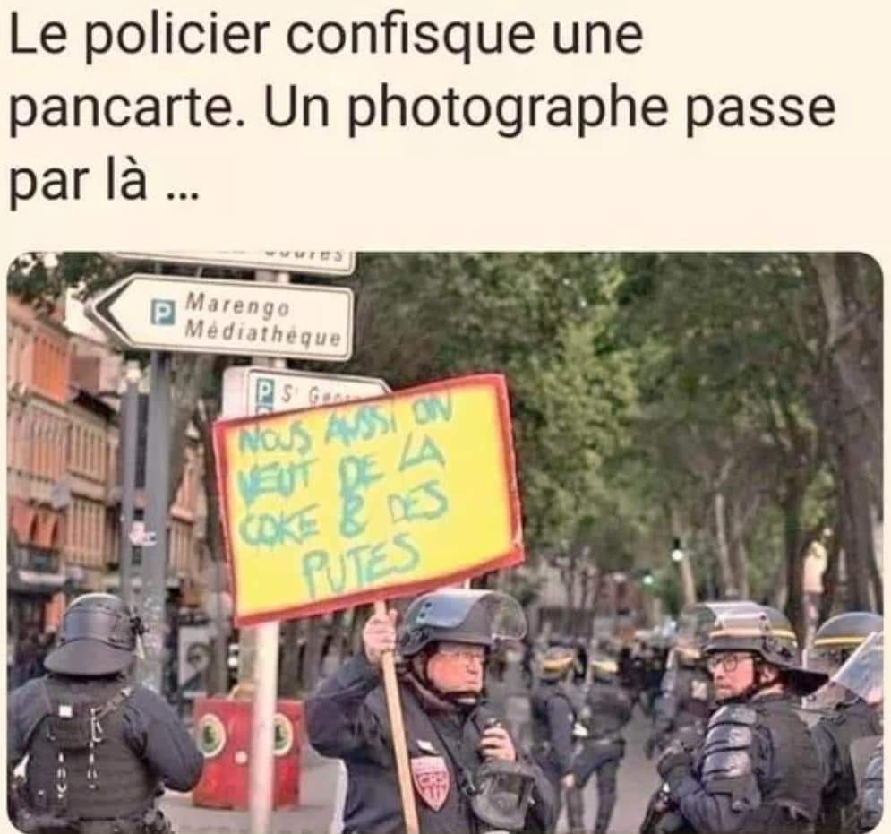 Photo d'une manif à Toulouse. Un CRS porte une une pancarte qu'il vient d'arracher:  "Nous aussi on veut de la coke et des putes"