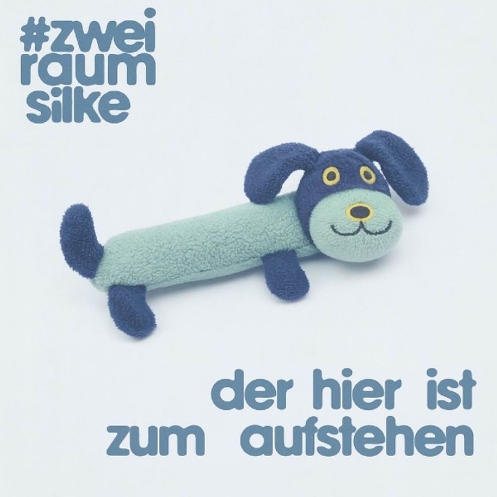Single-Cover von "der hier ist zum aufstehen" von #Zweiraumsilke mit einem niedlichen Plüschhund