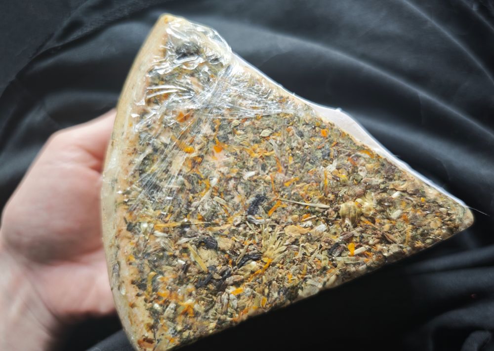 Bit more than 500g (534 if you want to be precise) of hard cheese covered in herbs and flowers.
Top view.