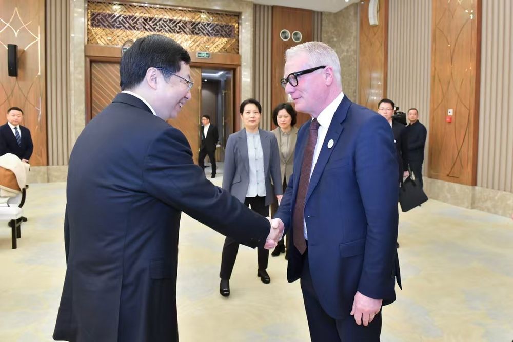 Richard Parker shaking hands with the Mayor of Chongqing, Hu Henghua, during a mayoral visit to China.