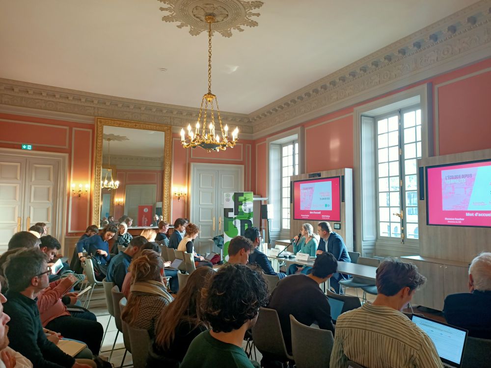Photo de l'introduction de la journée avec le directeur de la fondation, la directrice du CEE et le public.