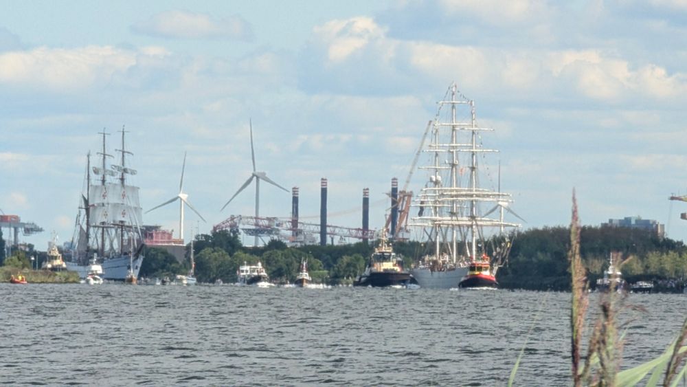 Erste Segelschiffe der Sail2025 beim Sail-Out in Amsterdam.