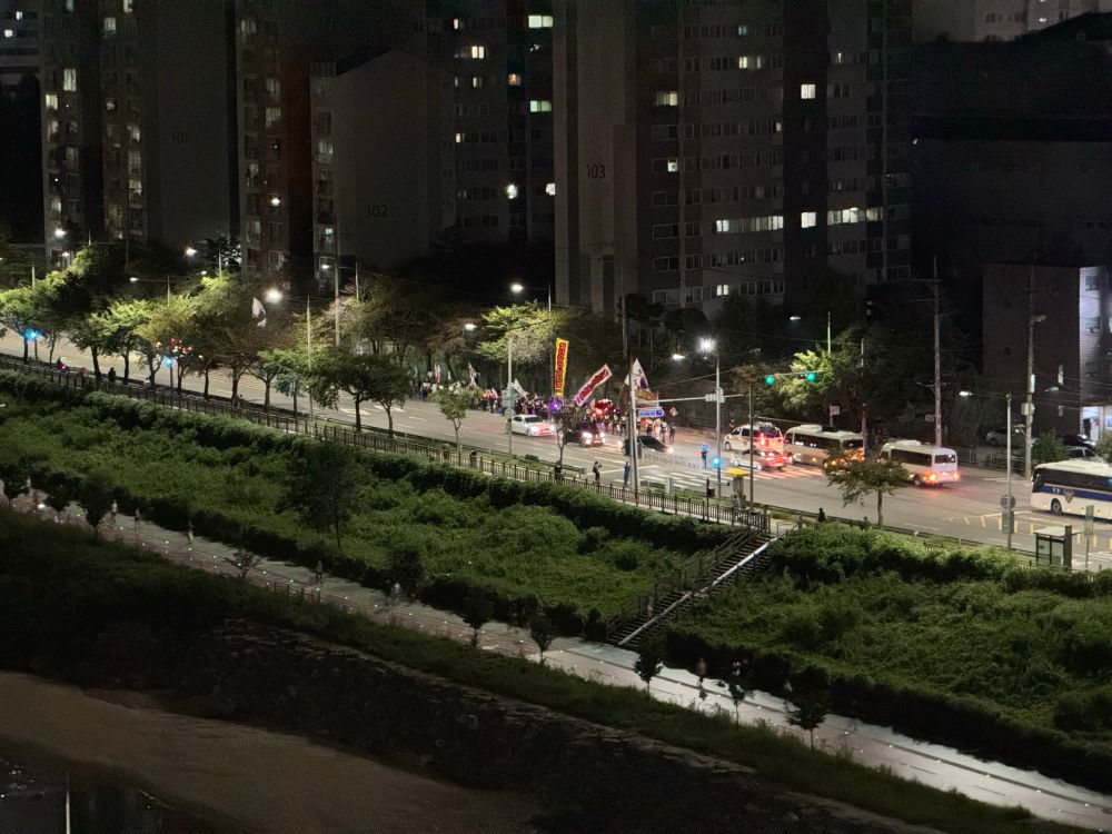 저녁 8시가 넘은 시각 아파트 단지뿐인 동네에서 윤석열 지지 시위를 하는 수십명의 사람들