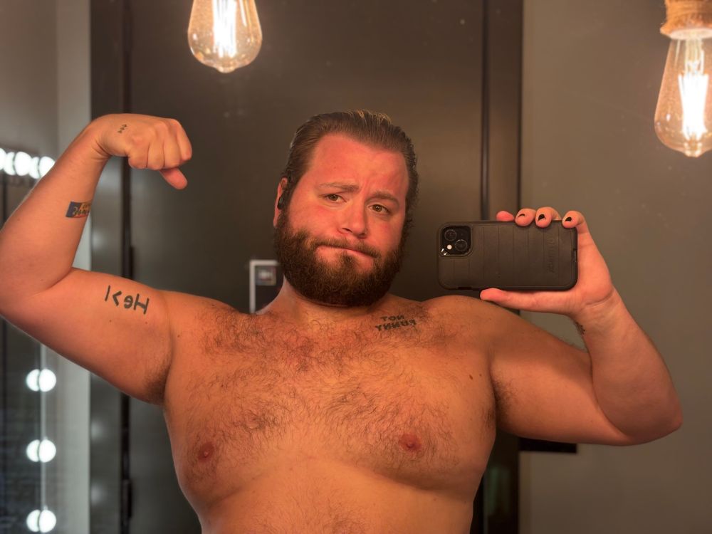 Me flexing in the mirror and showing off my tig ol bitties