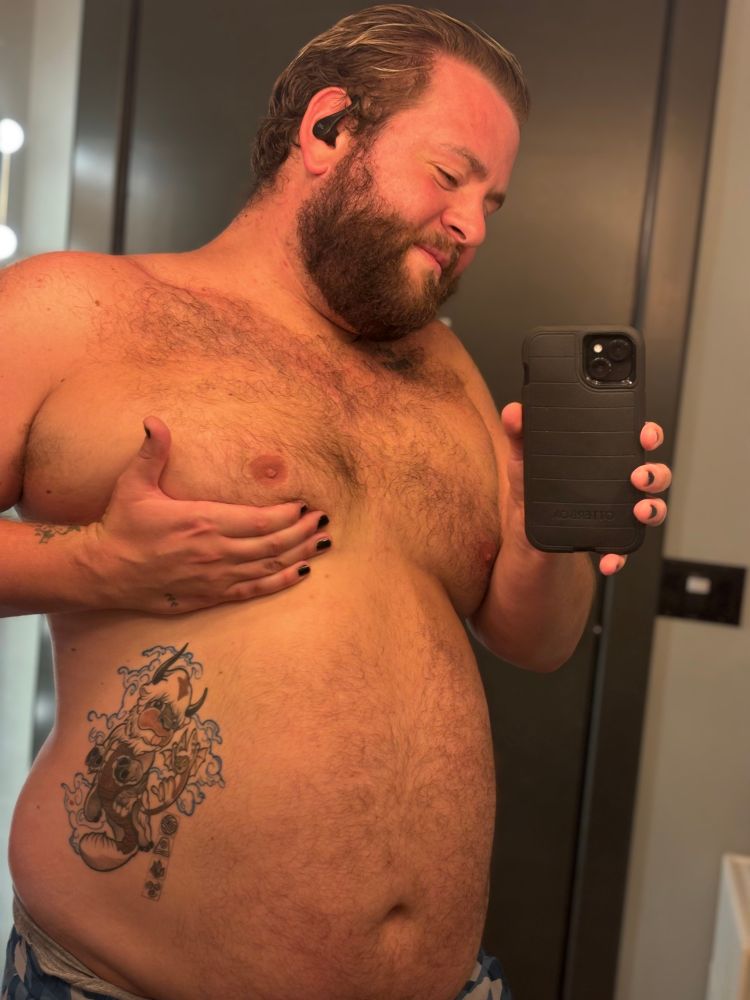 My holding my big ol bittie in my right hand as I hold my phone with my left and take a mirror selfie 