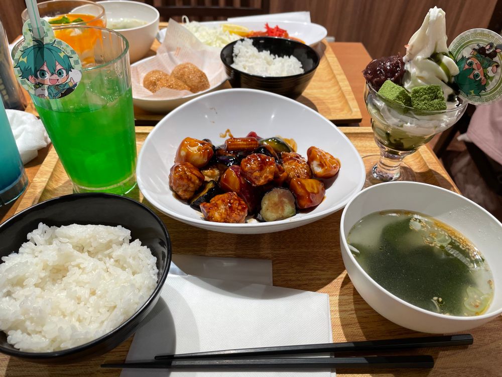 コラボメニュー、米将軍さんセット(自主的)
ナスがゴロゴロ入った酢豚、抹茶ミニパフェ、メロンソーダ(私はメロンが得意ではないのでこれは同行者さまが召し上がった)

正直コラボカフェとあなどっていた。フードメニュー、ちゃんと美味しかった、ありがてぇ