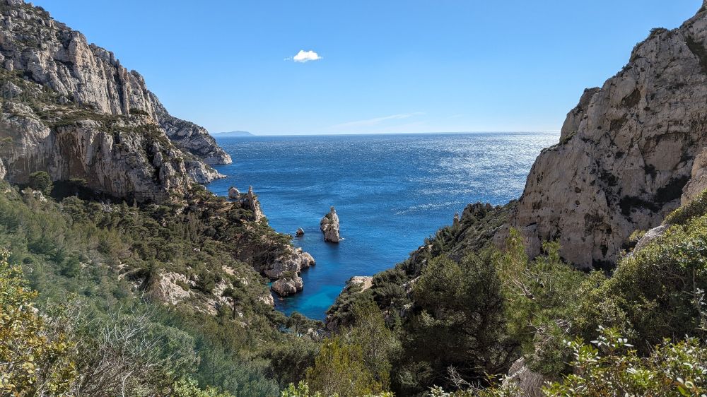 Sur le chemin vers la calanque de Sugiton, panorama sur la Méditerranée.